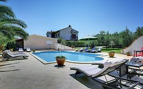 Zum Sandstrand Sind Es Wenige Gehminuten - Geniessen Sie Aber Auch Die Zeit Am Pool
